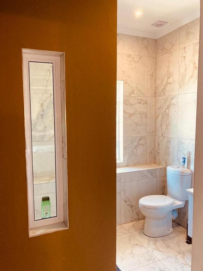 ロバートソン Cellar In Town Bed & Breakfast エクステリア 写真