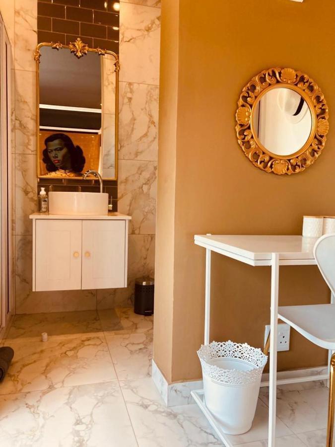 ロバートソン Cellar In Town Bed & Breakfast エクステリア 写真